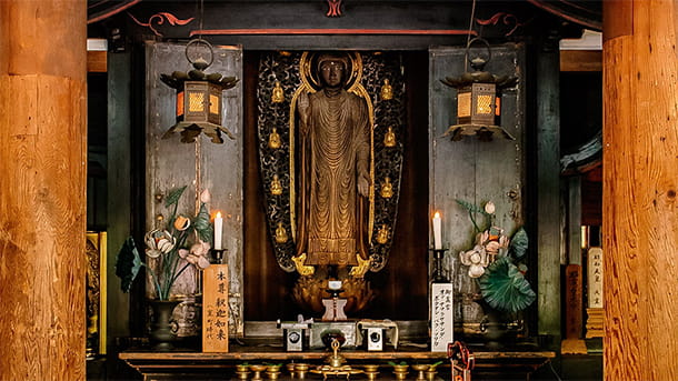 statua di Shaka Nyorai (Gautama Buddha), realizzata nello stile cosiddetto “alla maniera del Tempio Seiryoji”