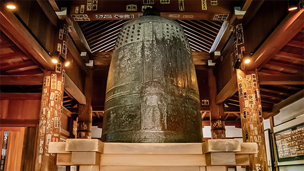 campana “trascinata” dal monaco buddhista e militare Musashibo Benkei
