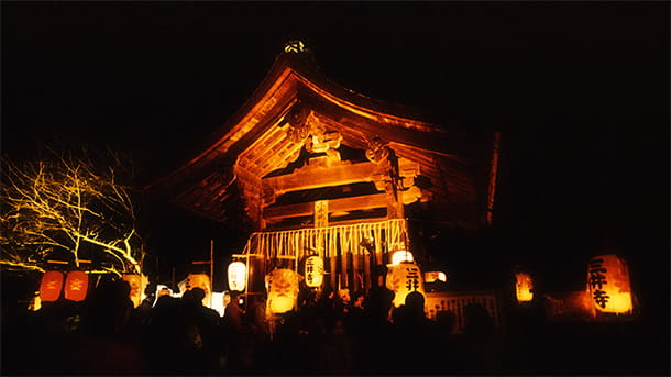 the bell ring in the night while praying for good fortune in the coming year