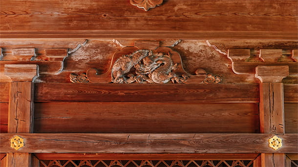 Console de façade en bois incurvé figurant un entre-jambes de grenouille